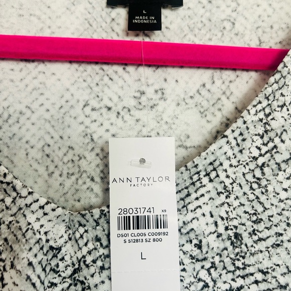 🌸NWT🌸 Ann Taylor blouse. Snakeskin print. Short sleeved. Size Large - Picture 3 of 4